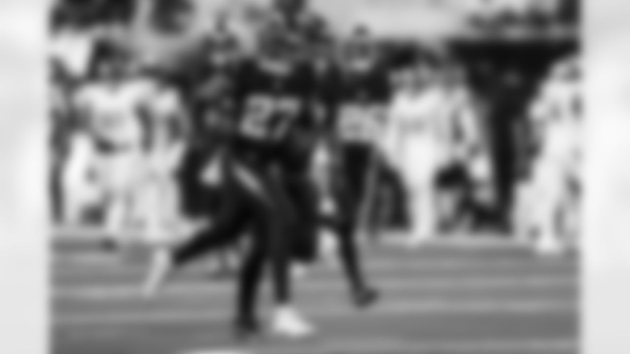 S RJ Mickens (27) and LB Daiyan Henley (0)