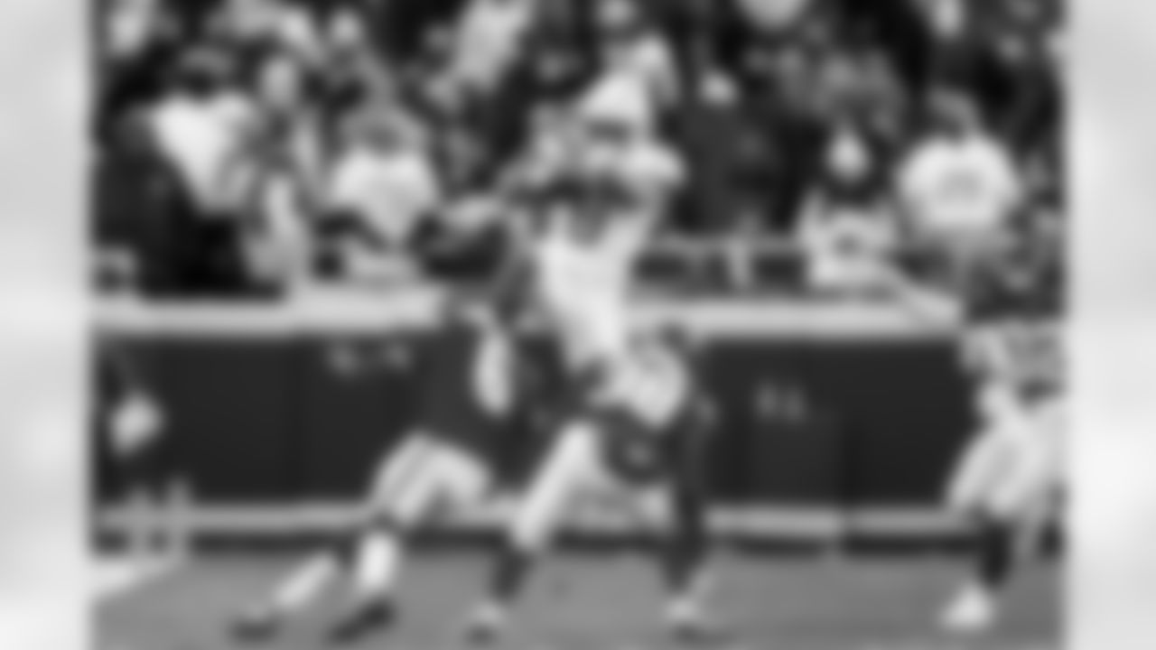 RB Omarion Hampton (8)