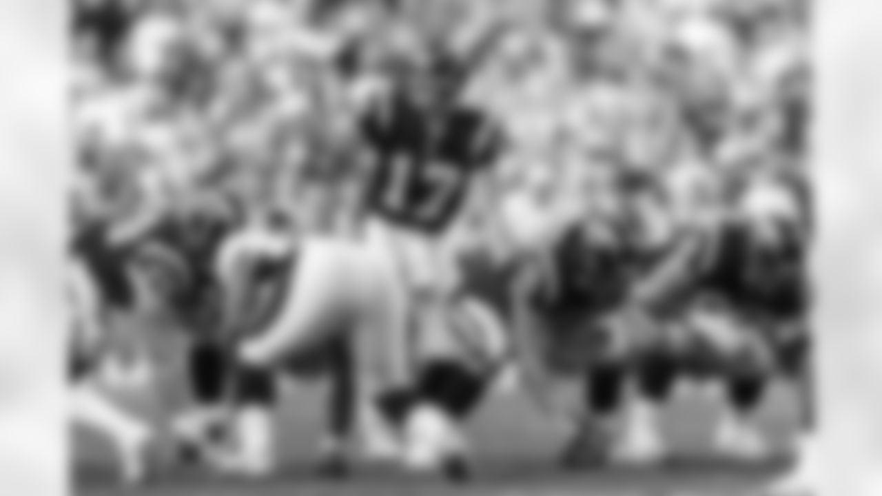 The San Diego Chargers play the Denver Broncos on Sunday, December 10, 2006 at Qualcomm Stadium in San Diego, California. 
[FINAL SCORE: SD 48 - DEN 20]