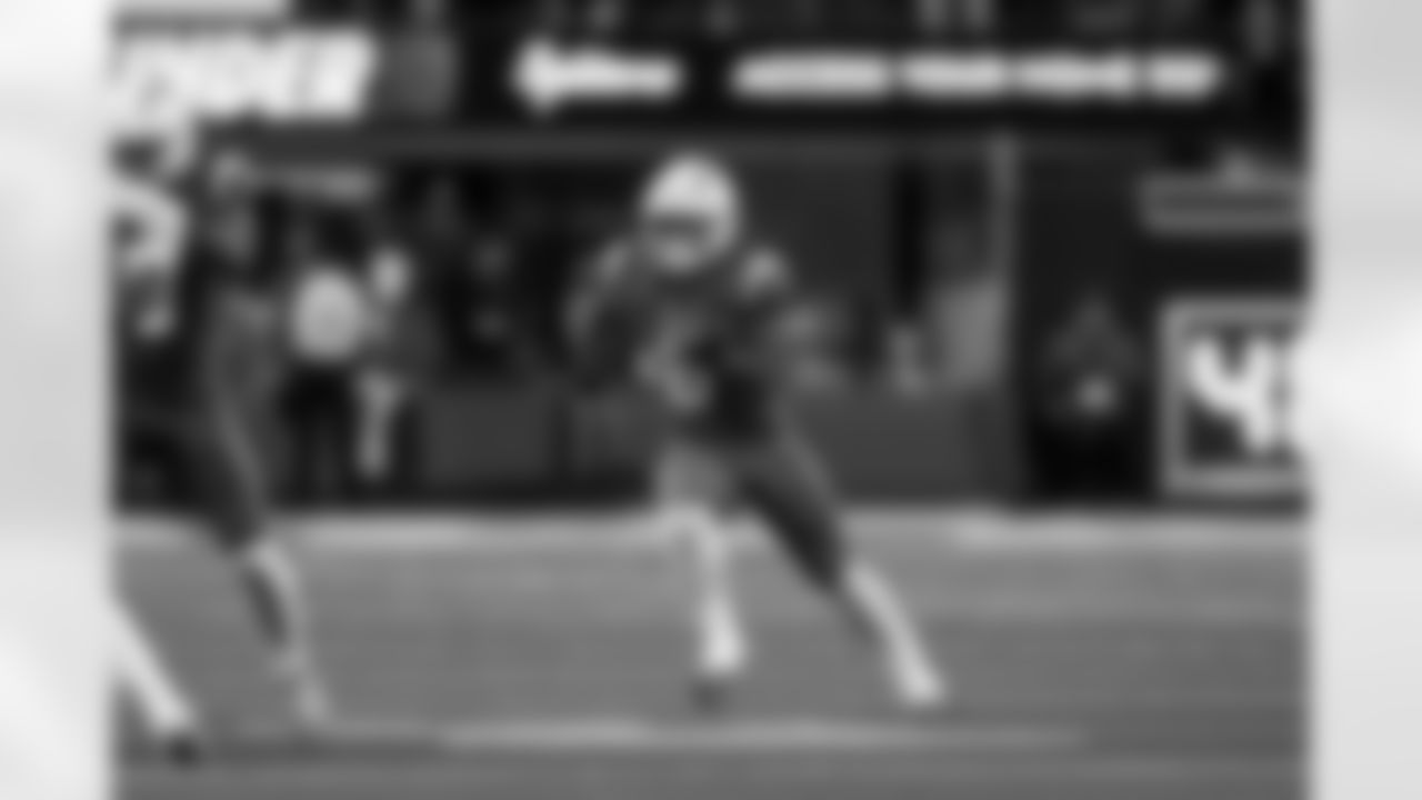 RB Omarion Hampton (8)