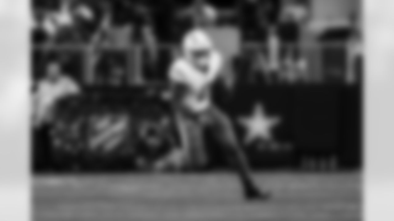 RB Omarion Hampton (8)