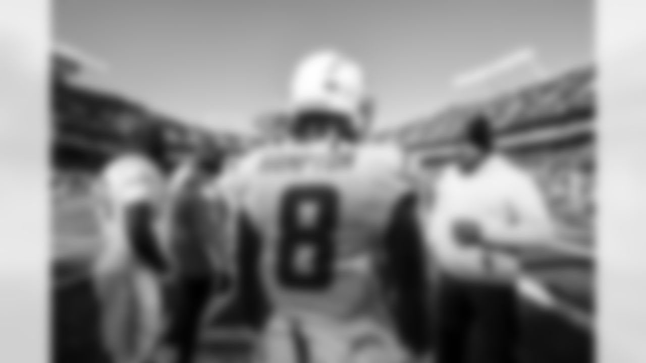 RB Omarion Hampton (8)