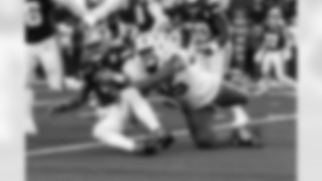 Chargers OLB Tuli Tuipulotu (#45) in action during their Pro Bowl season.