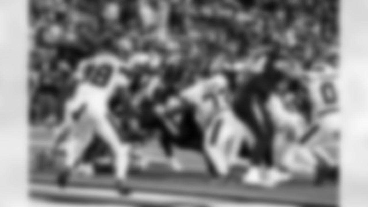 RB Omarion Hampton (8)