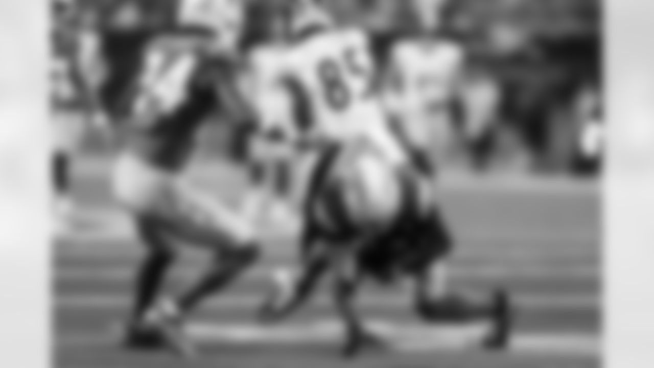 LB Del'Shawn Phillips (53)