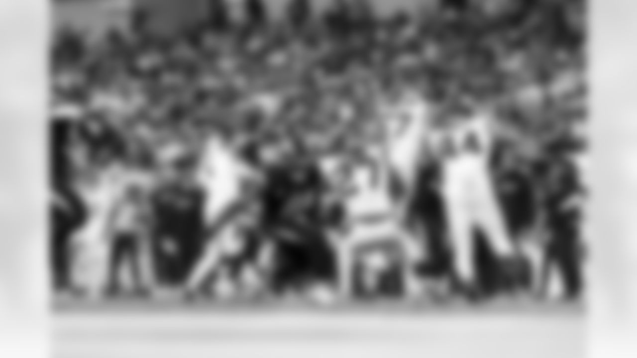 LB Denzel Perryman (6)