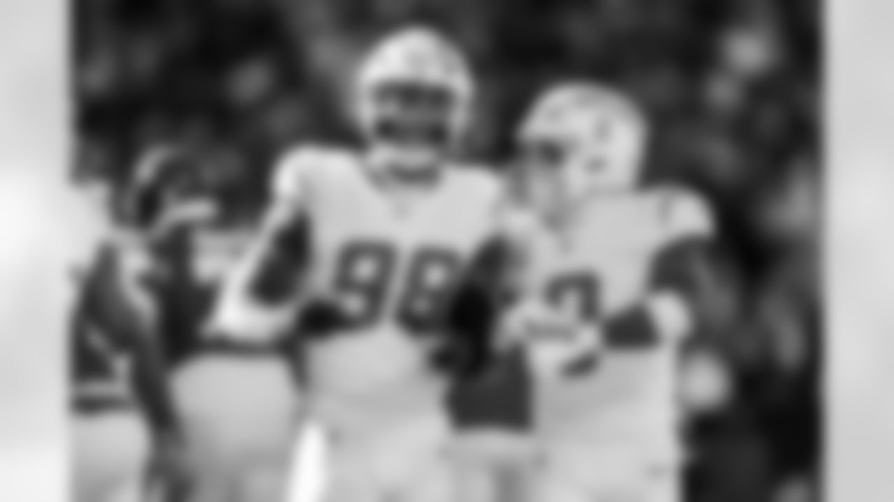 OLB Odafe Oweh (98) and LB Daiyan Henley (0)