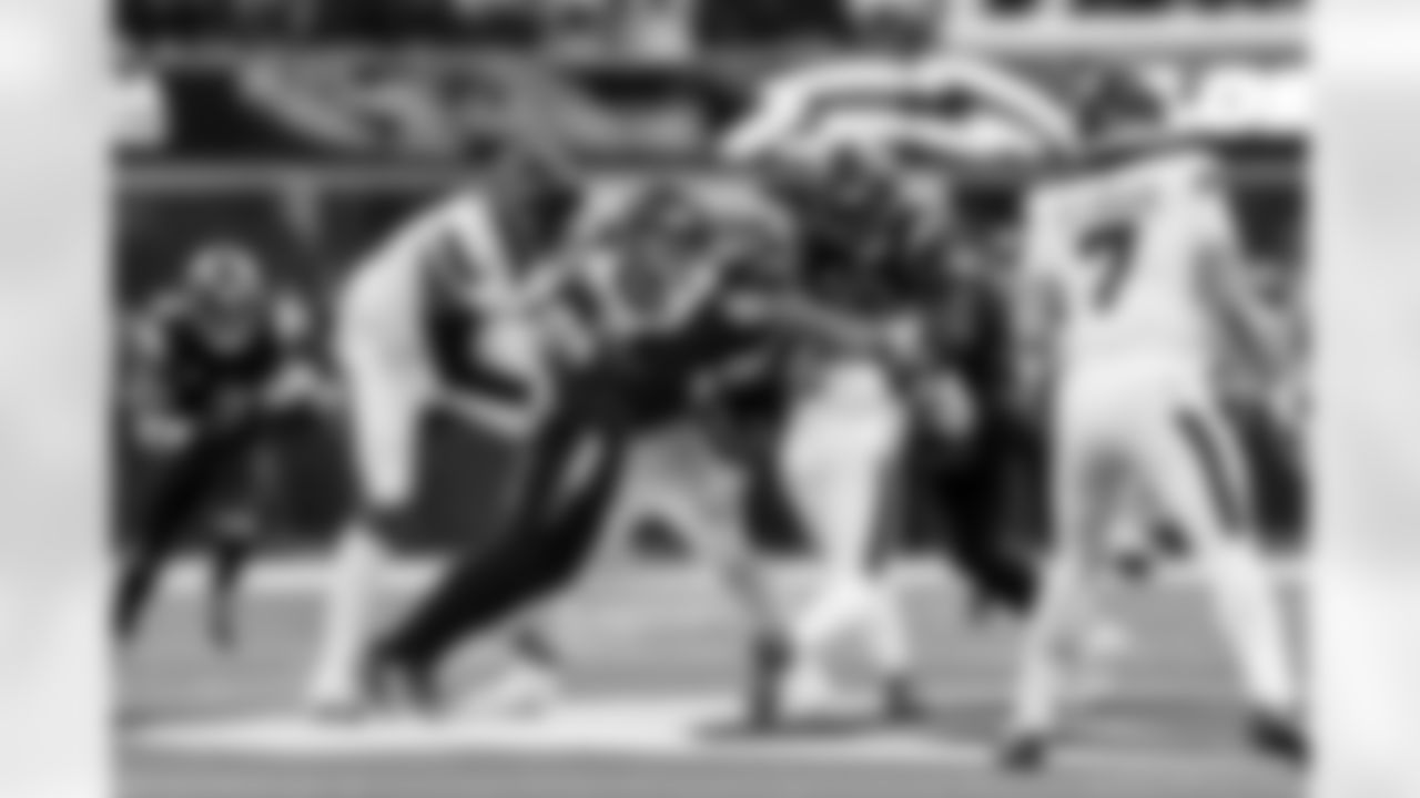 LB Del'Shawn Phillips (53)