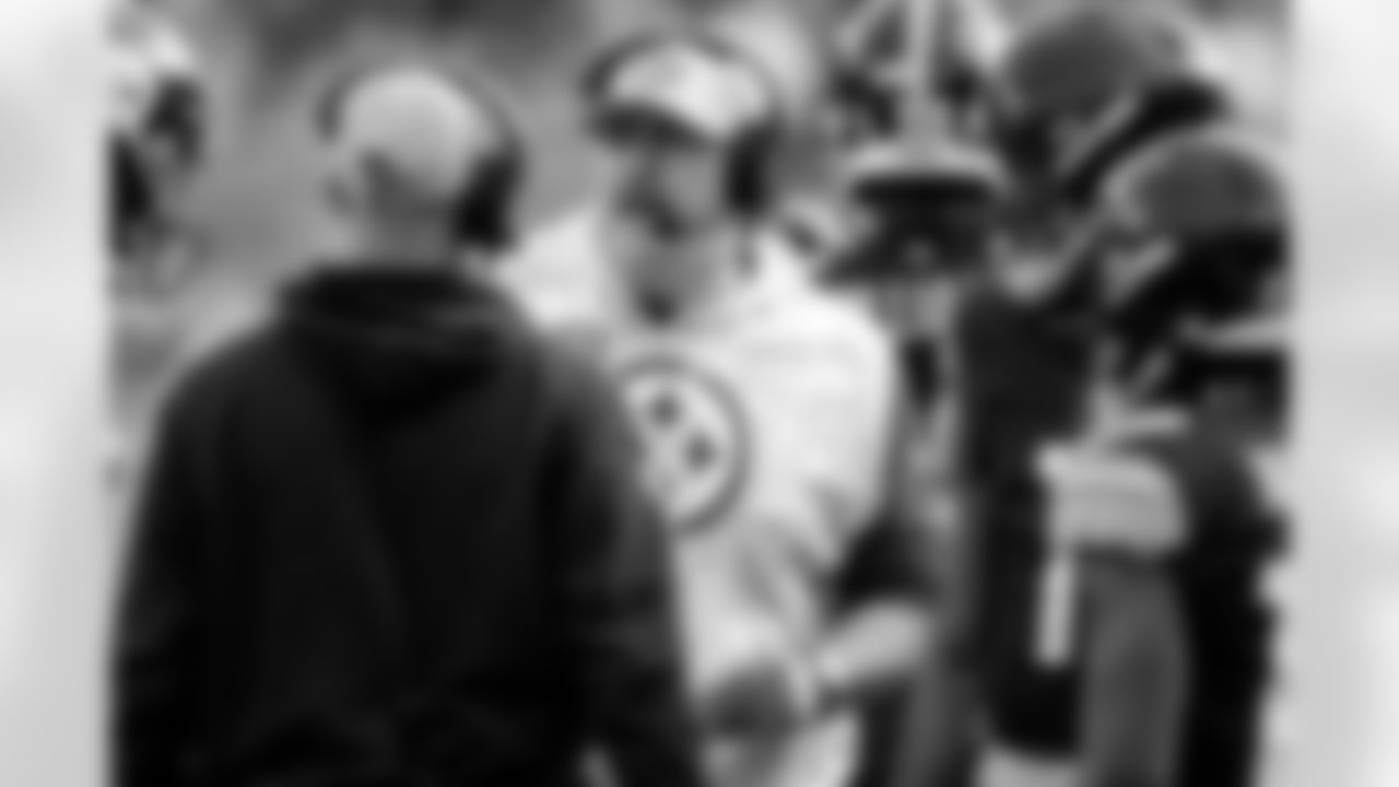 Pittsburgh Steelers offensive coordinator Arthur Smith, center, gives instructions during a timeout during the first half of an NFL football game against the Baltimore Ravens, Sunday, Nov. 17, 2024, in Pittsburgh. (AP Photo/Gene J. Puskar)