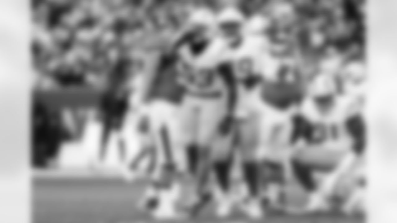 LB Del'Shawn Phillips (53)