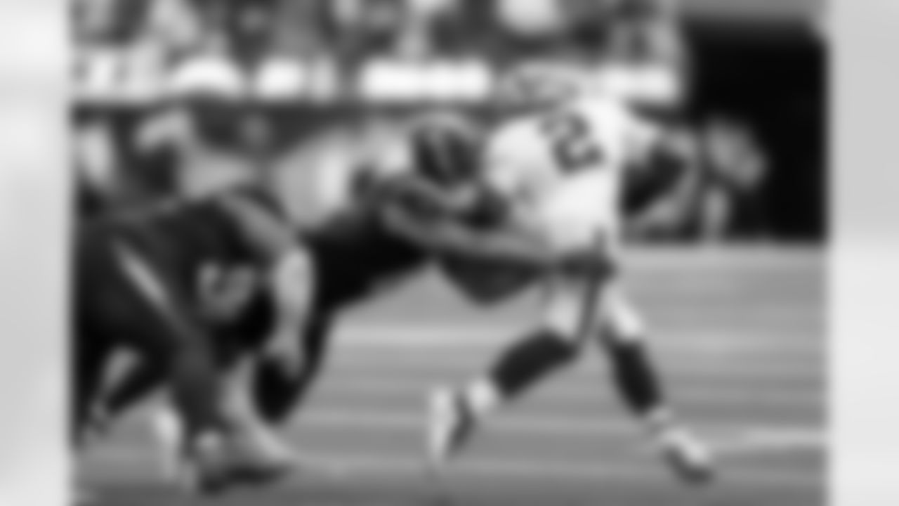 LB Denzel Perryman (6)