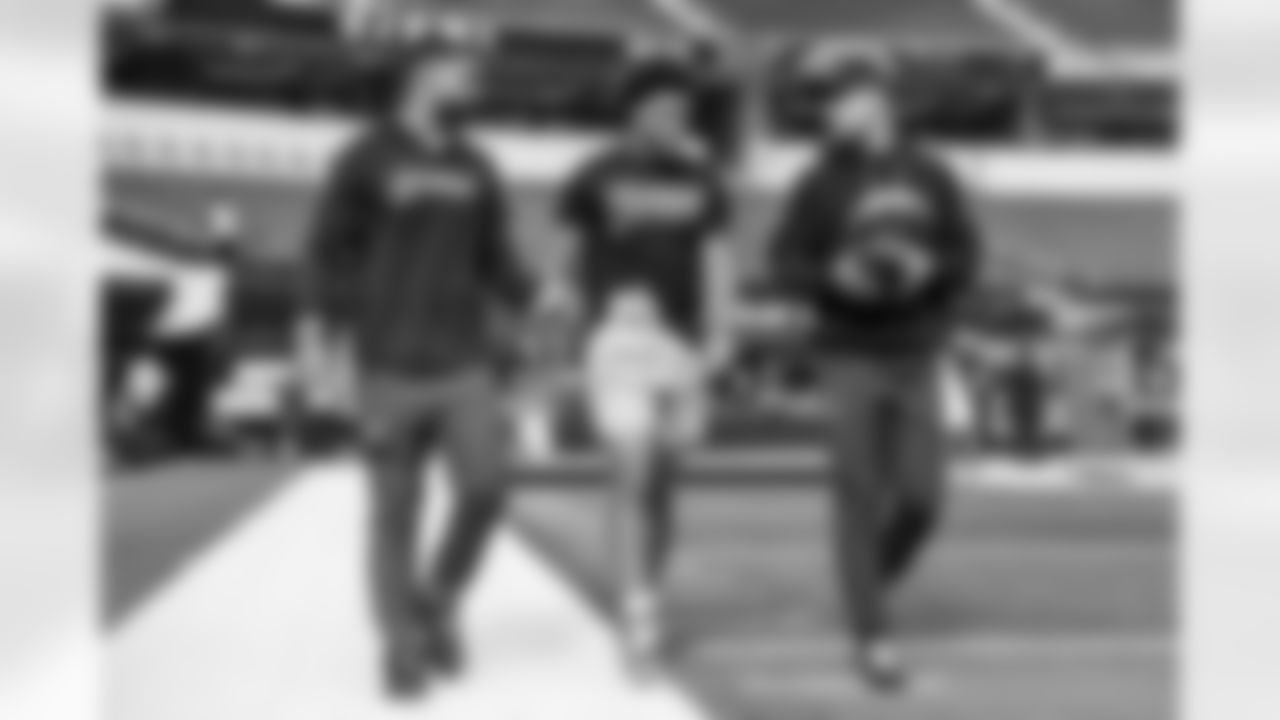 QB DJ Uiagalelei (7), TE Oronde Gadsden (86) and QB Trey Lance (5)