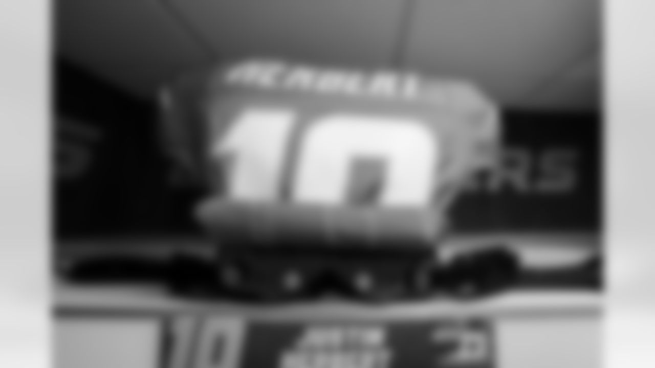 QB Justin Herbert (10)