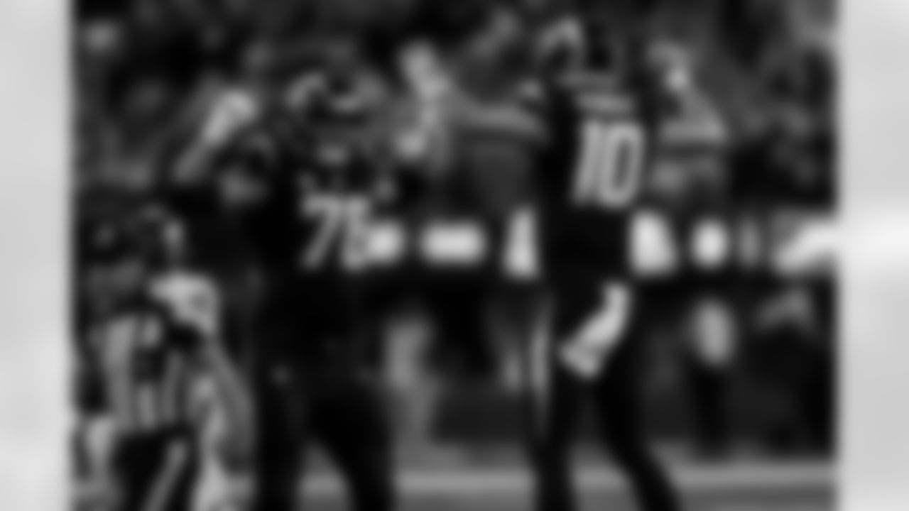 Chargers QB Justin Herbert (#10) in action during their Pro Bowl season.