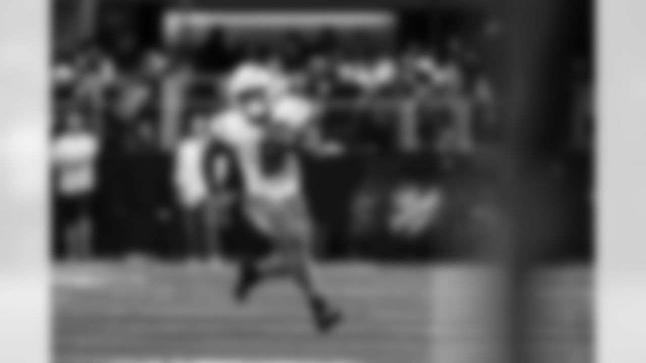 RB Omarion Hampton (8)