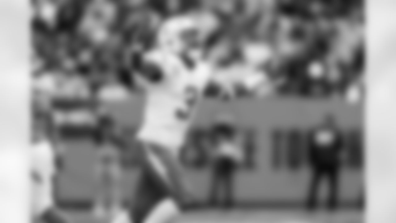 Check out the best shots from the Chargers Week 9 matchup against the Titans!