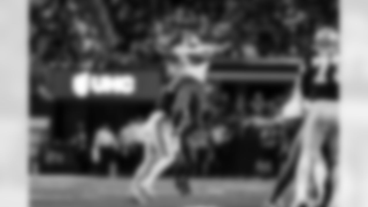 LB Denzel Perryman (6)