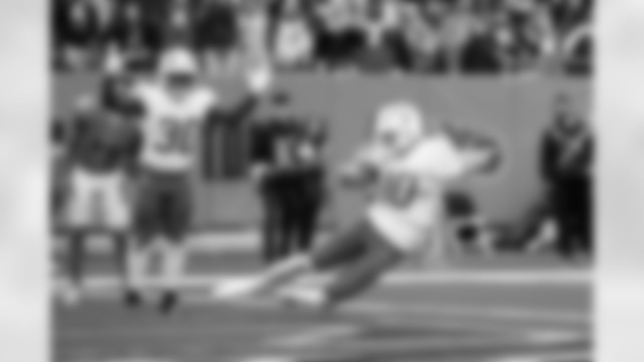 Check out the best shots from the Chargers Week 9 matchup against the Titans!