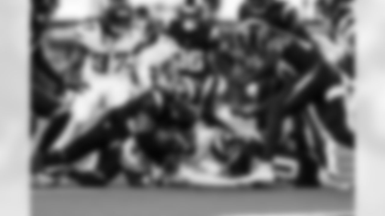 LB Del'Shawn Phillips (53) and S Kendall Williamson (40)