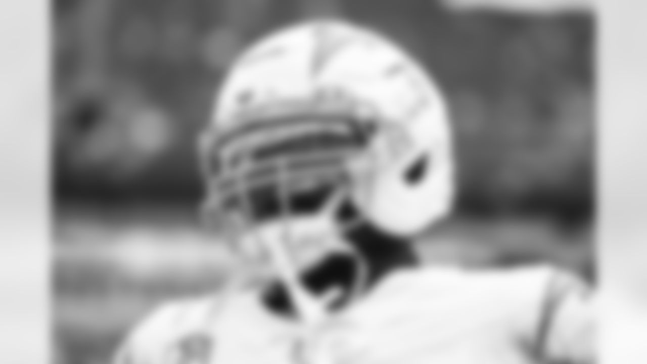 LB Denzel Perryman (6)