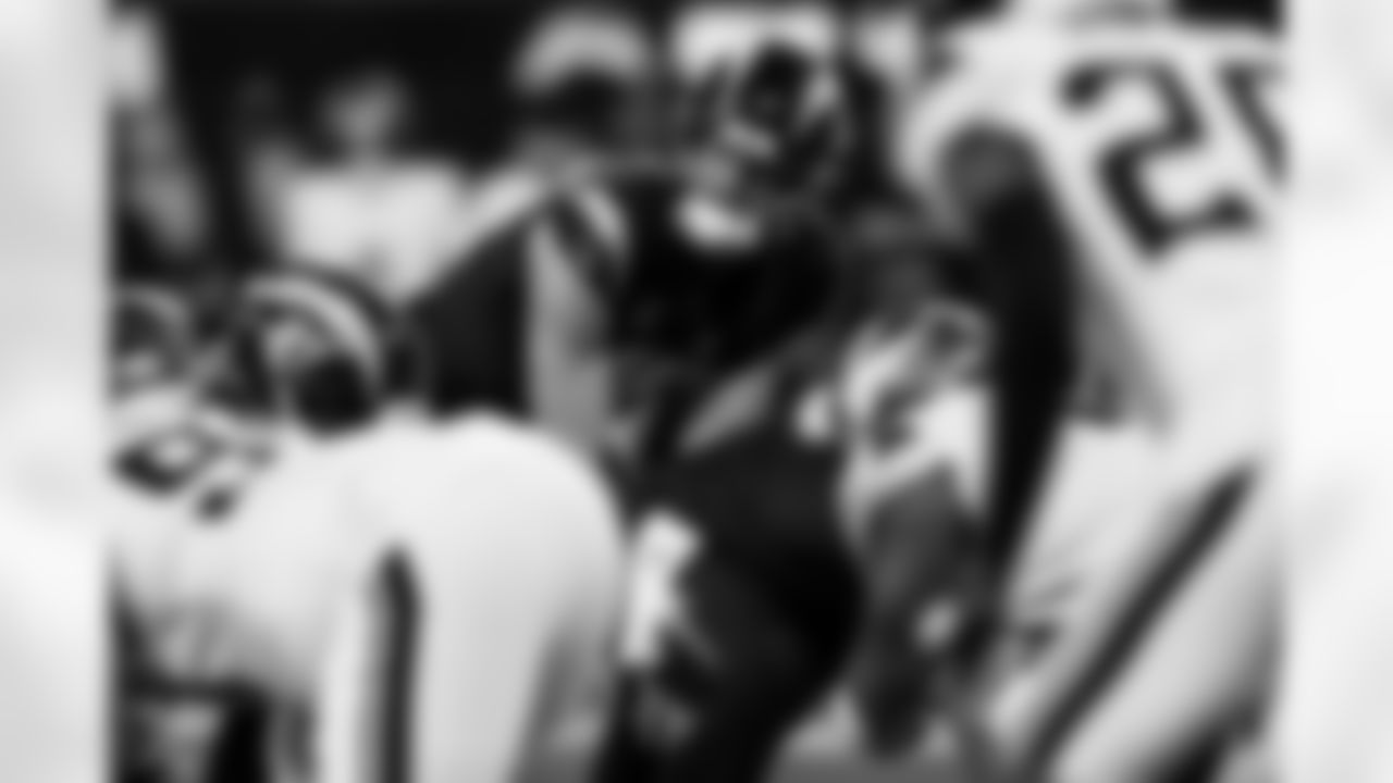 Chargers QB Justin Herbert (#10) in action during their Pro Bowl season.