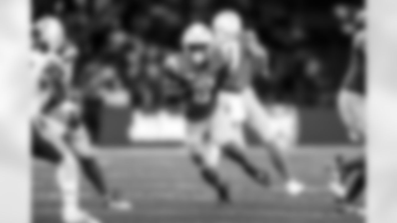 RB Omarion Hampton (8)