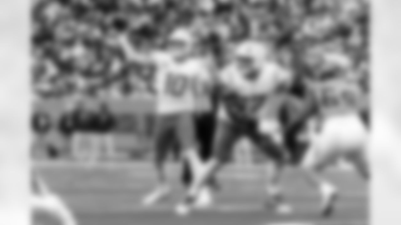 Check out the best shots from the Chargers Week 9 matchup against the Titans!