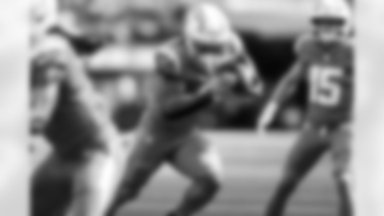 RB Omarion Hampton (8)