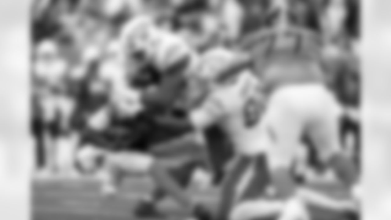 Check out the best shots from the Chargers Week 9 matchup against the Titans!