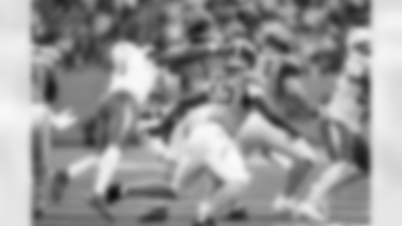 Check out the best shots from the Chargers Week 9 matchup against the Titans!