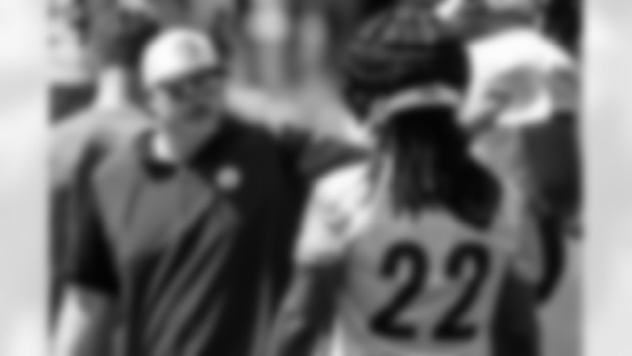 Pittsburgh Steelers offensive coordinator Arthur Smith, left, talks with running back running back Najee Harris (22) during the NFL football team's training camp in Latrobe, Pa., Saturday, July 27, 2024. (AP Photo/Gene J. Puskar)