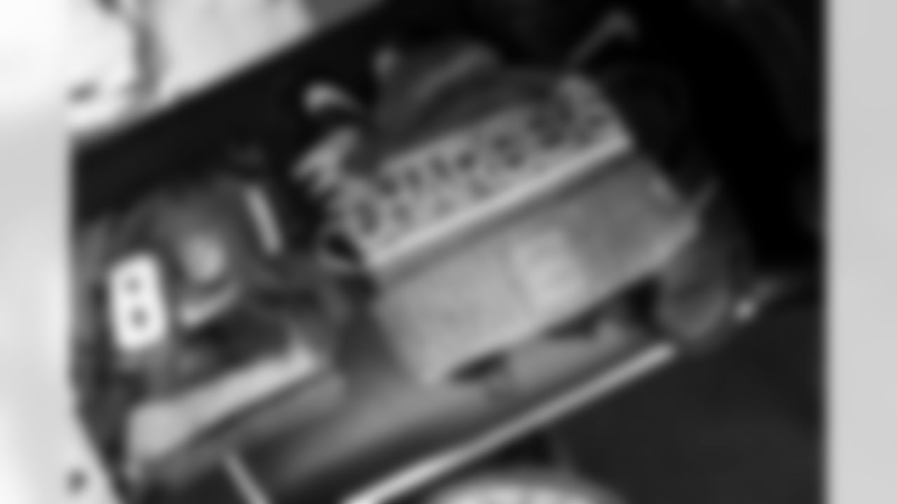 RB Omarion Hampton (8)