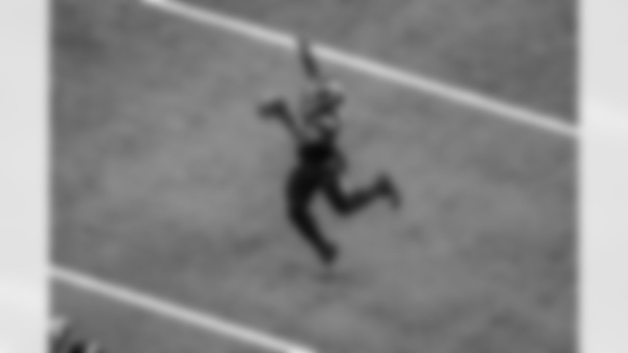 RB Omarion Hampton (8)