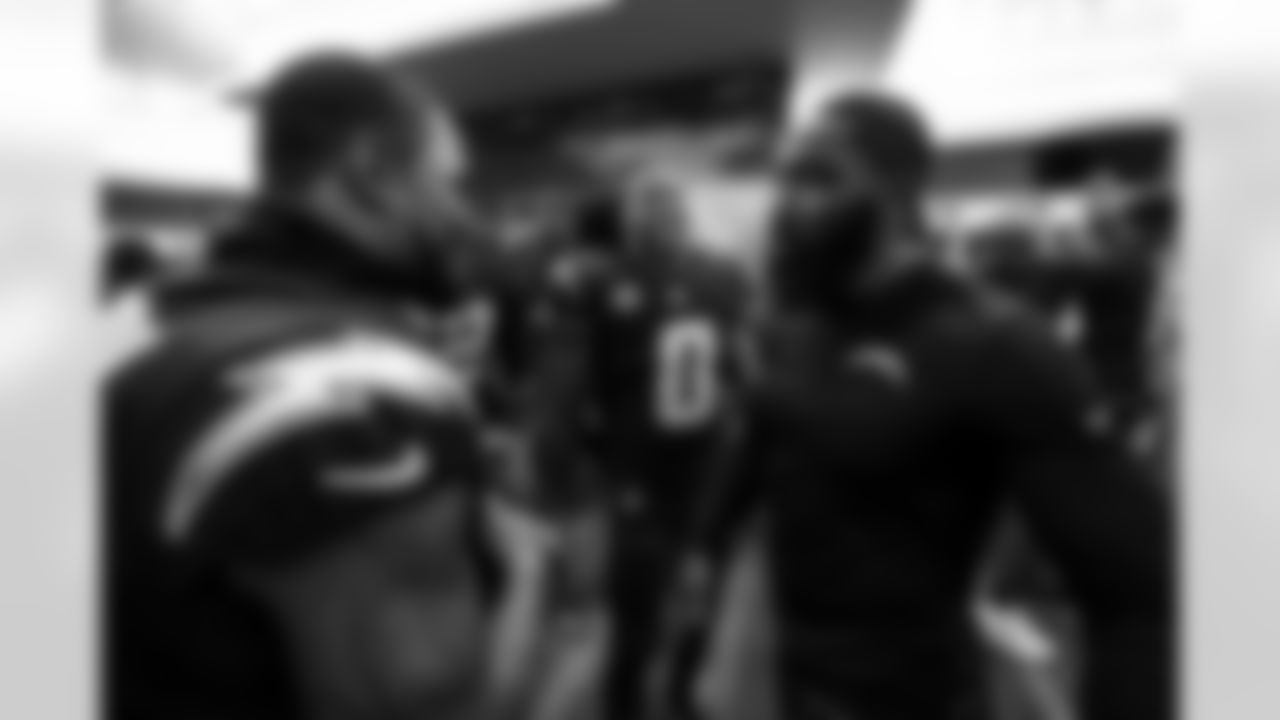 LB Denzel Perryman (6), LB Daiyan Henley (0) and Linebackers Coach Navorro Bowman