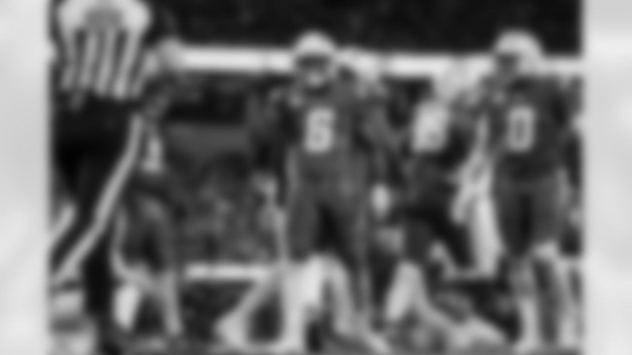 LB Denzel Perryman (6)