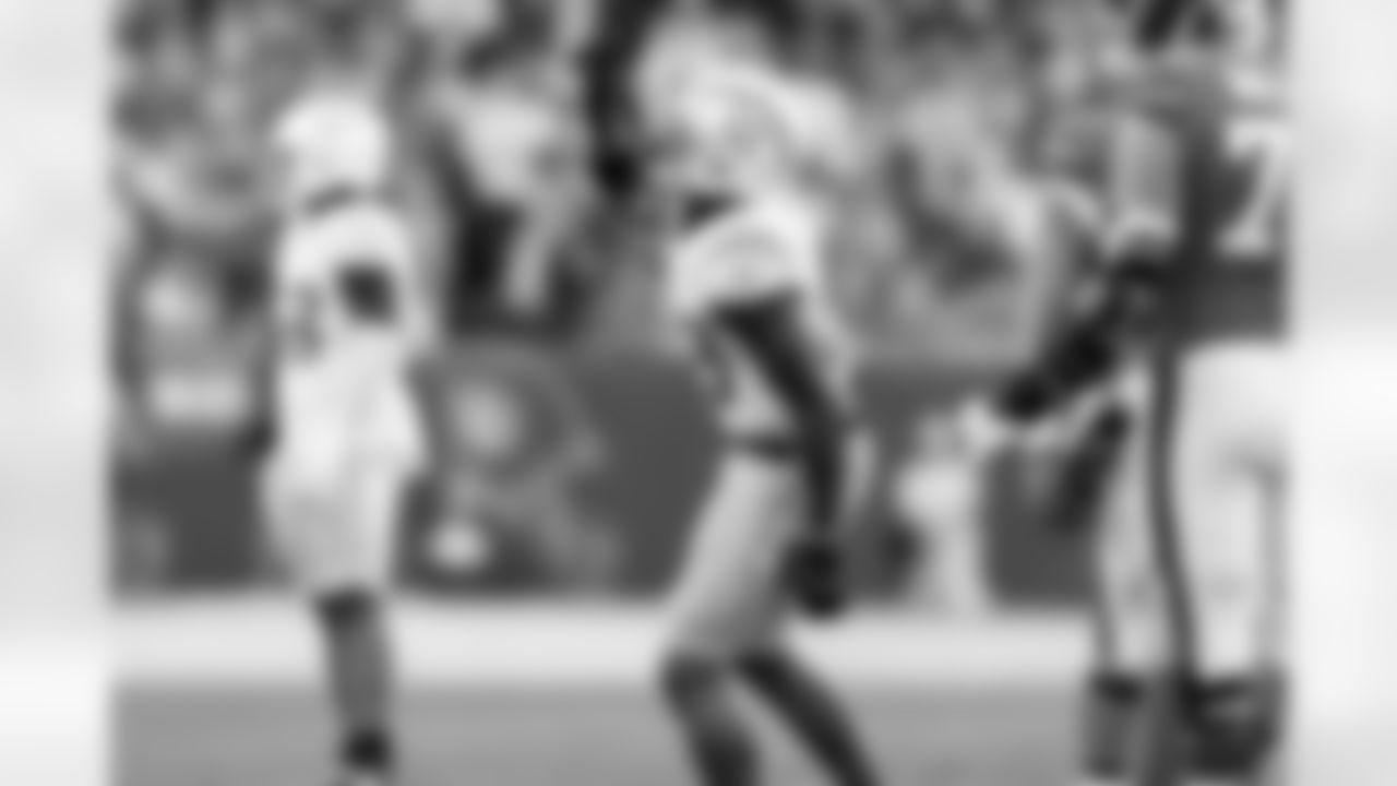 LB Del'Shawn Phillips (53)