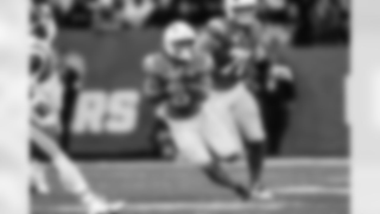 RB Omarion Hampton (8)