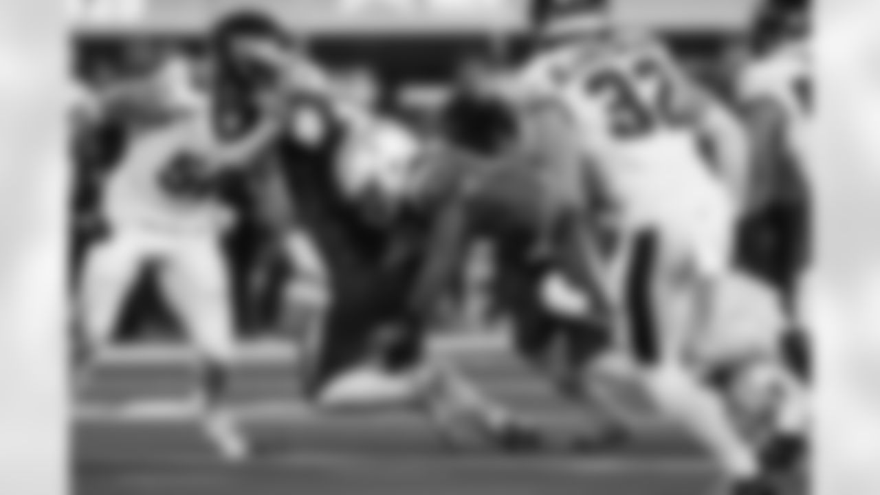 RB Omarion Hampton (8)