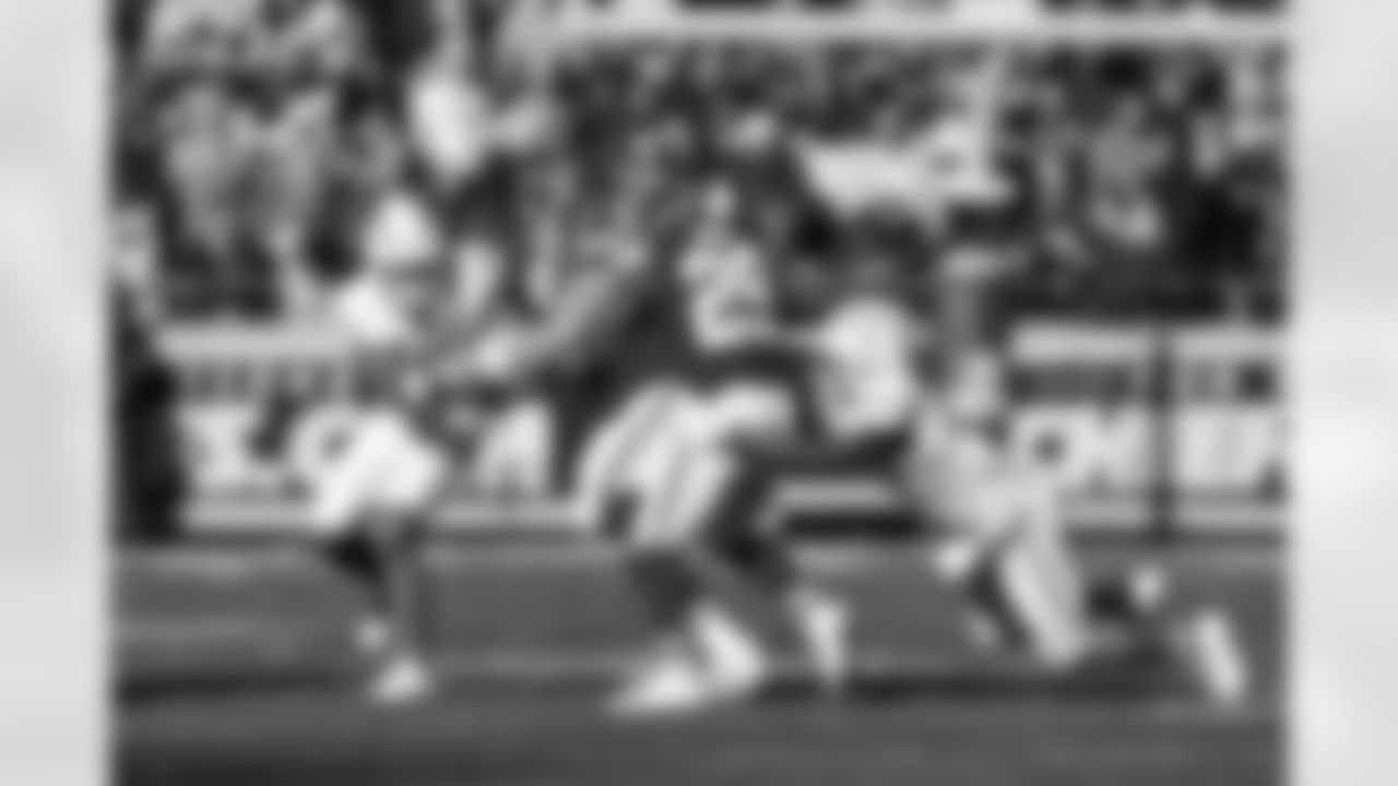 LB Denzel Perryman (6)