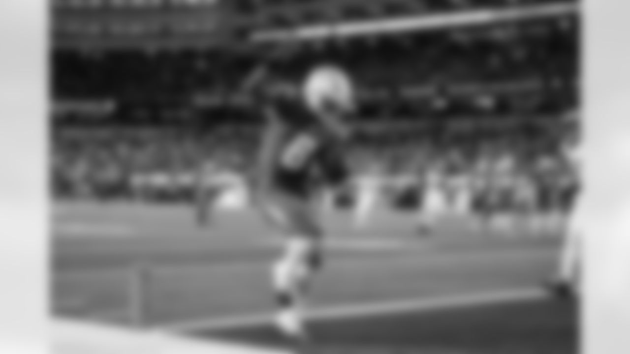 RB Omarion Hampton (8)