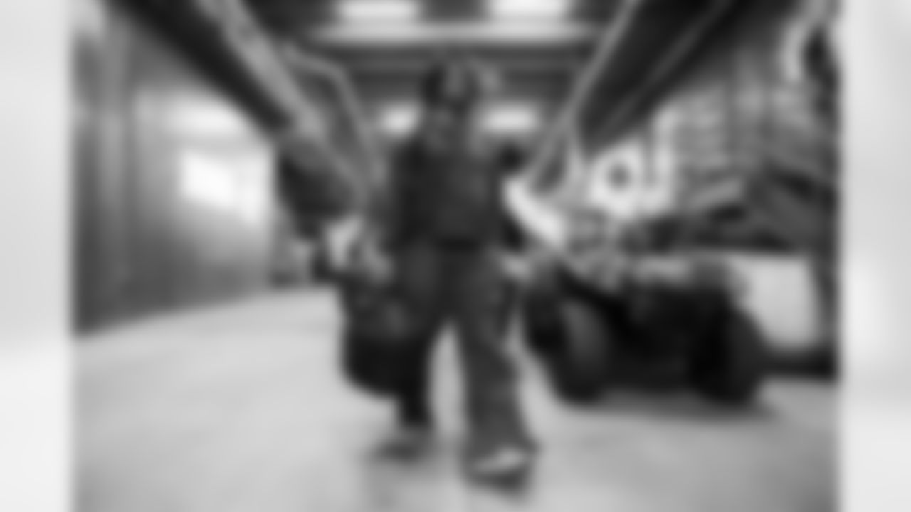 RB Omarion Hampton (8)