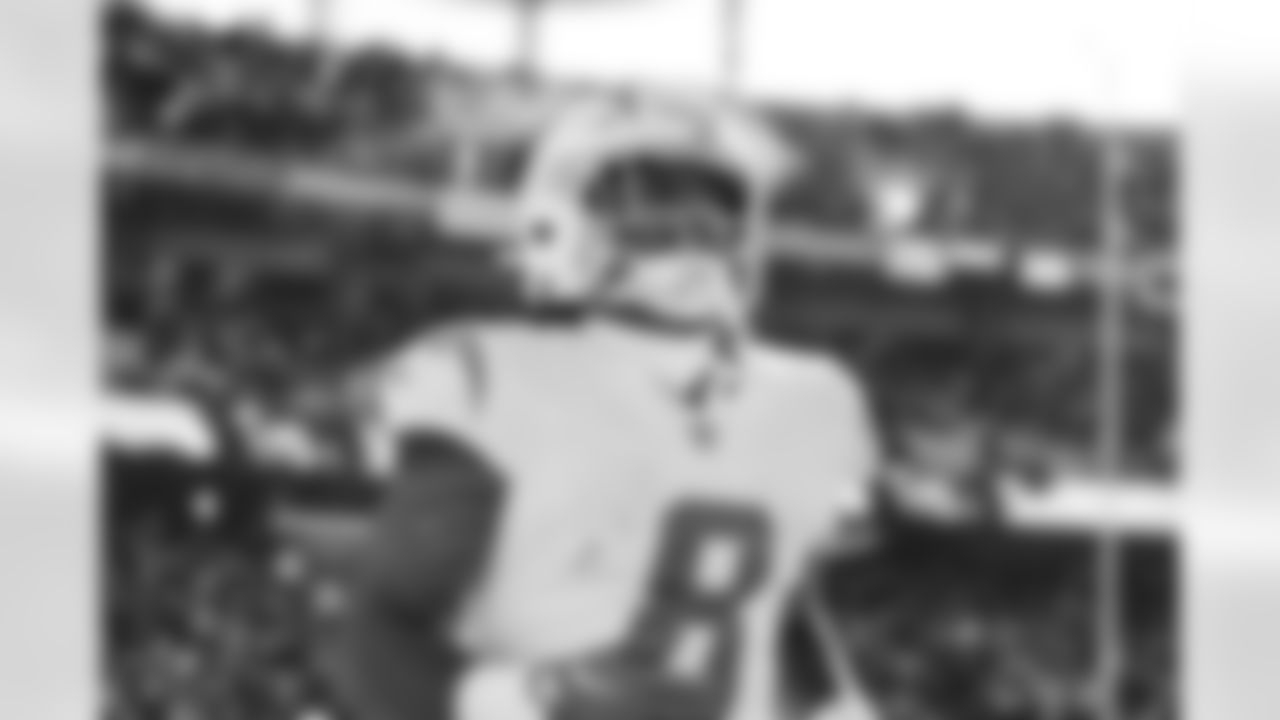 RB Omarion Hampton (8)