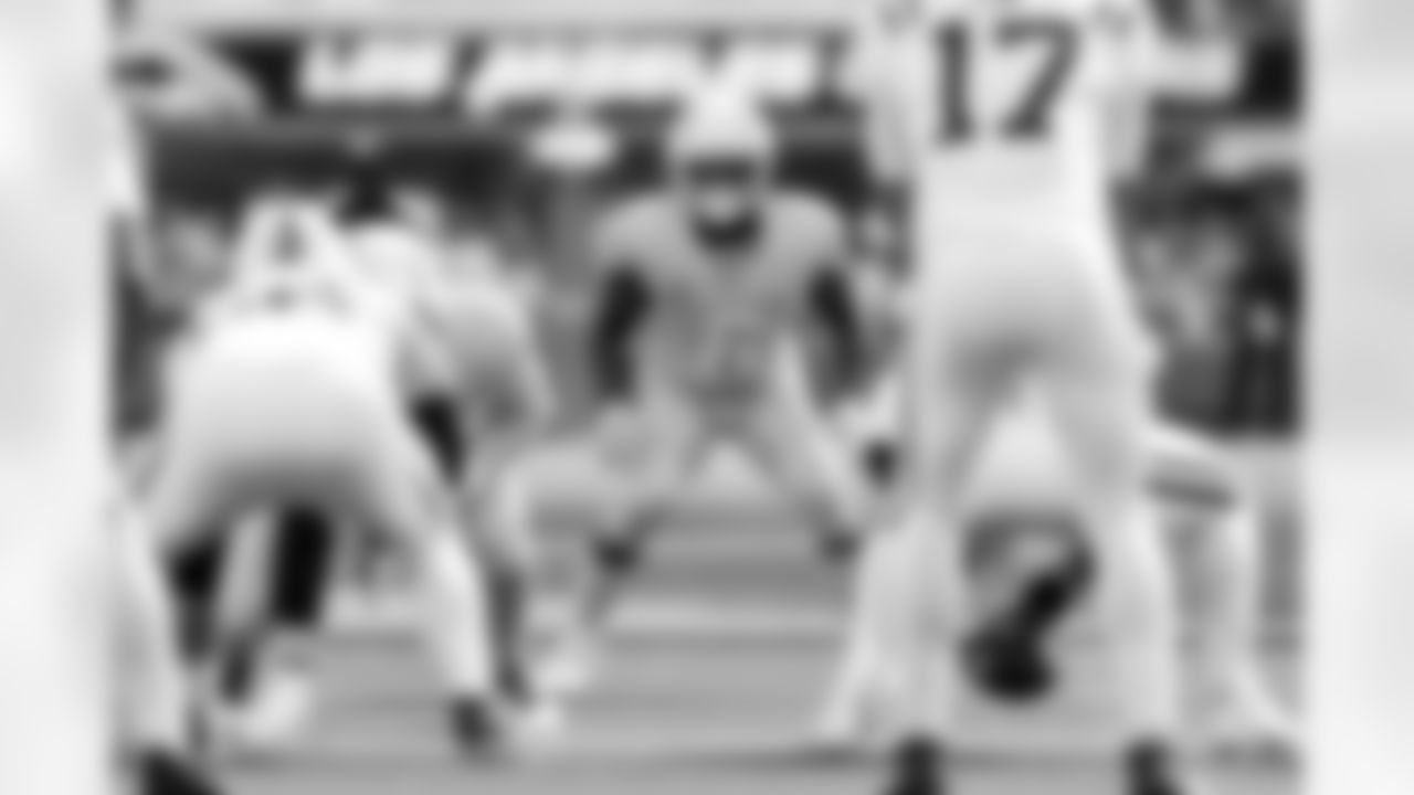 LB Denzel Perryman (6)
