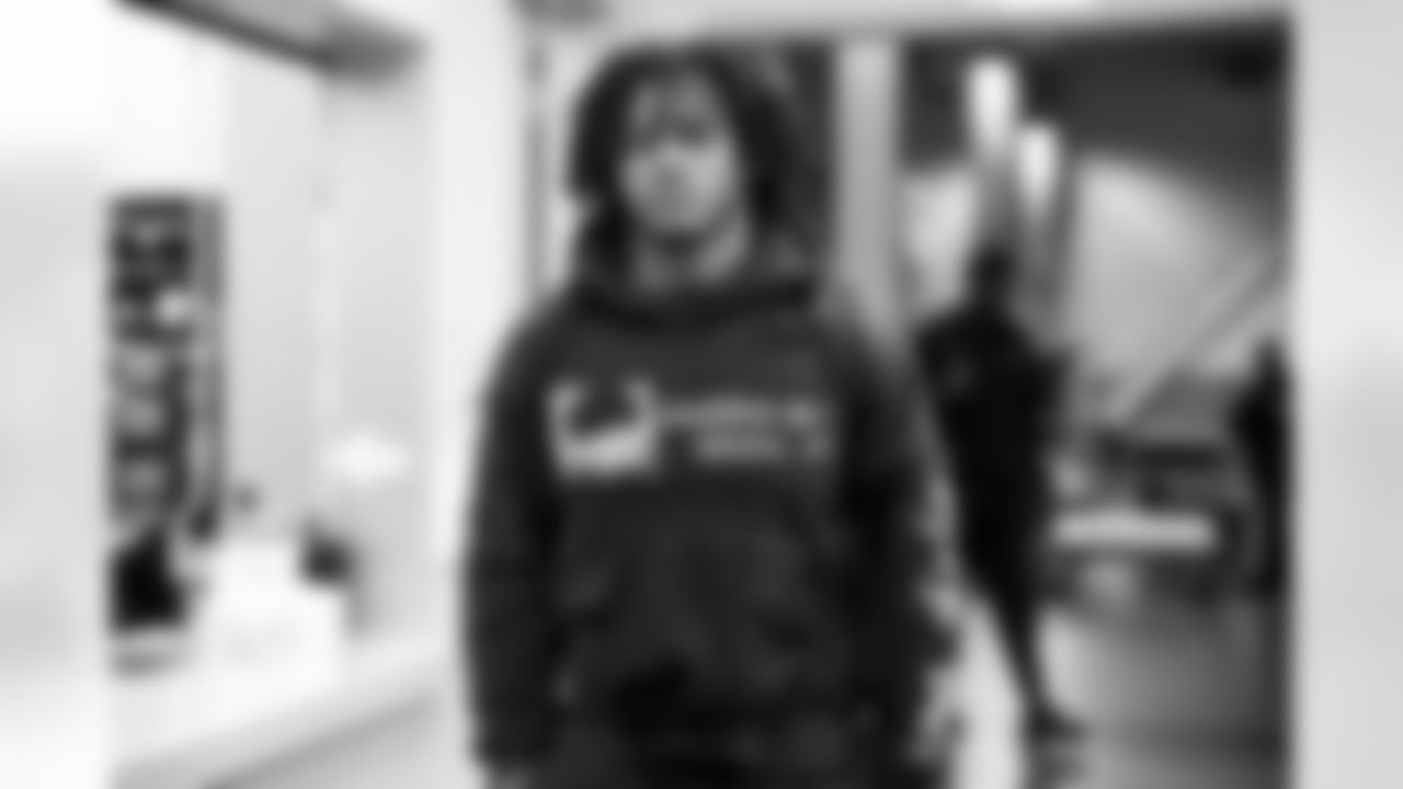 RB Omarion Hampton (8)