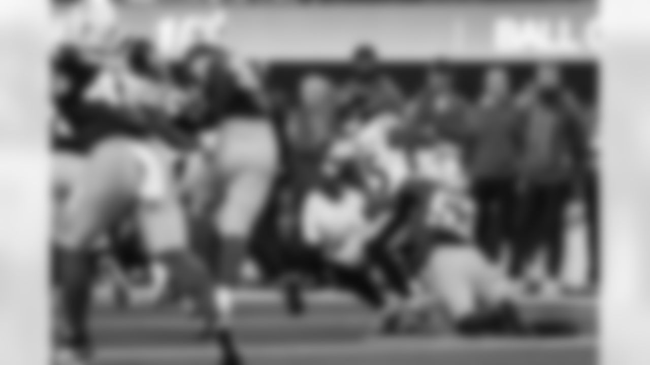 LB Del'Shawn Phillips (53)