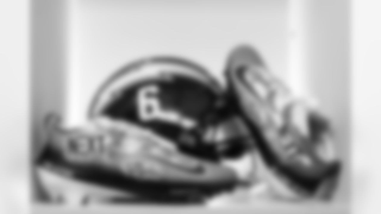 LB Denzel Perryman (6)