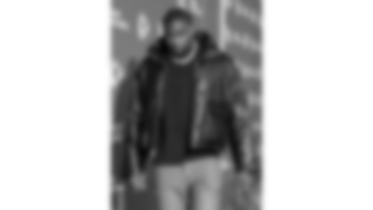 Kansas City Chiefs defensive end Janarius Robinson (98) arrives prior to an NFL week 14 matchup against the Houston Texans, Sunday December 7, 2025.