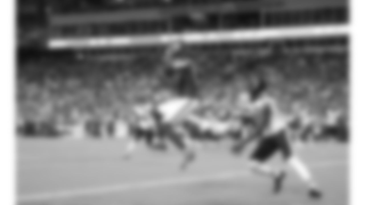 Kansas City Chiefs wide receiver Rashee Rice (4) catches the ball in the end zone during a preseason week 3 NFL football game against the Chicago Bears, Friday, August 22, 2025 in Kansas City, MO.