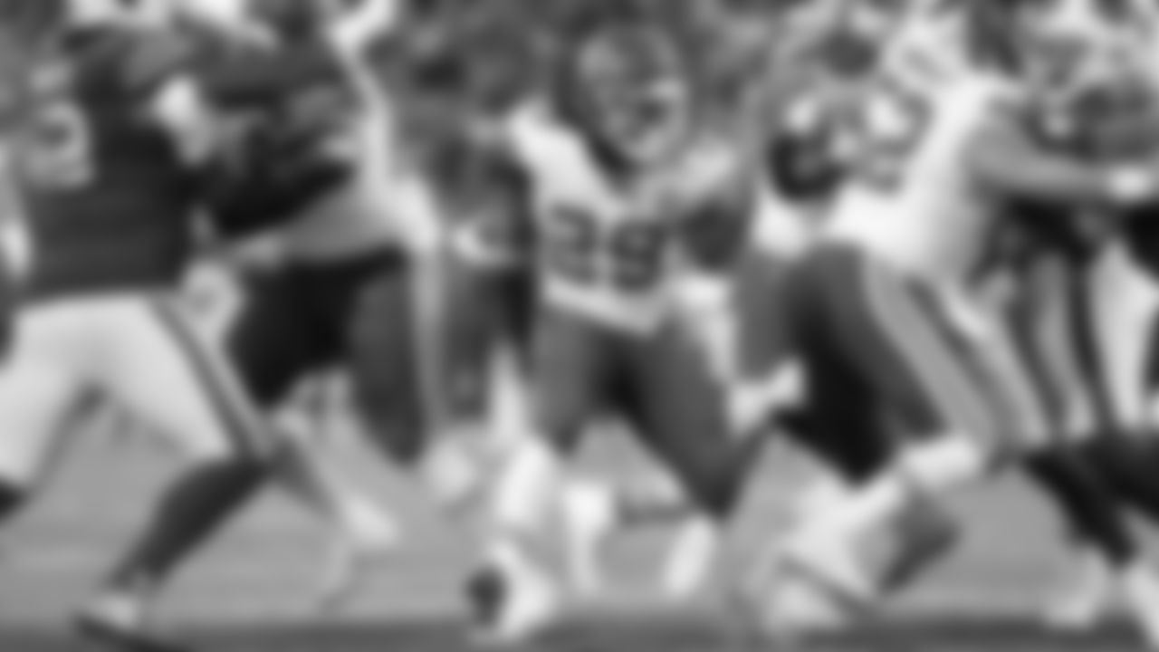 Kansas City Chiefs running back Kareem Hunt (29) runs the ball during a week 9 NFL football game against the Buffalo Bills, Sunday, November 2, 2025 in Buffalo, NY