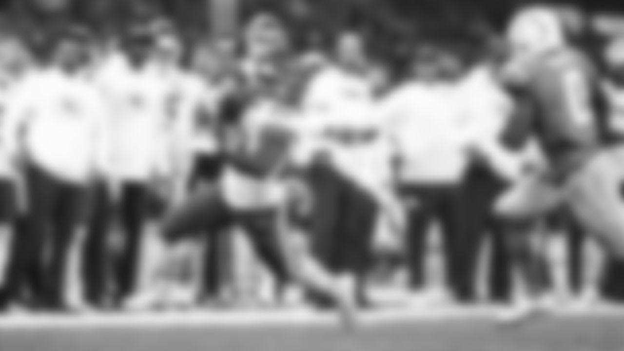 Kansas City Chiefs running back Kareem Hunt (29) runs the ball during a week 1 NFL football game against the Los Angeles Chargers at Arena Corinthians in São Paulo, Brazil on September 5, 2025.